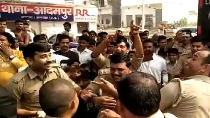 Policemen danced fiercely to the tune of DJ inside the police station video of Amroha went viral Policemen danced fiercely to the tune of DJ inside the police station video of Amroha went viral