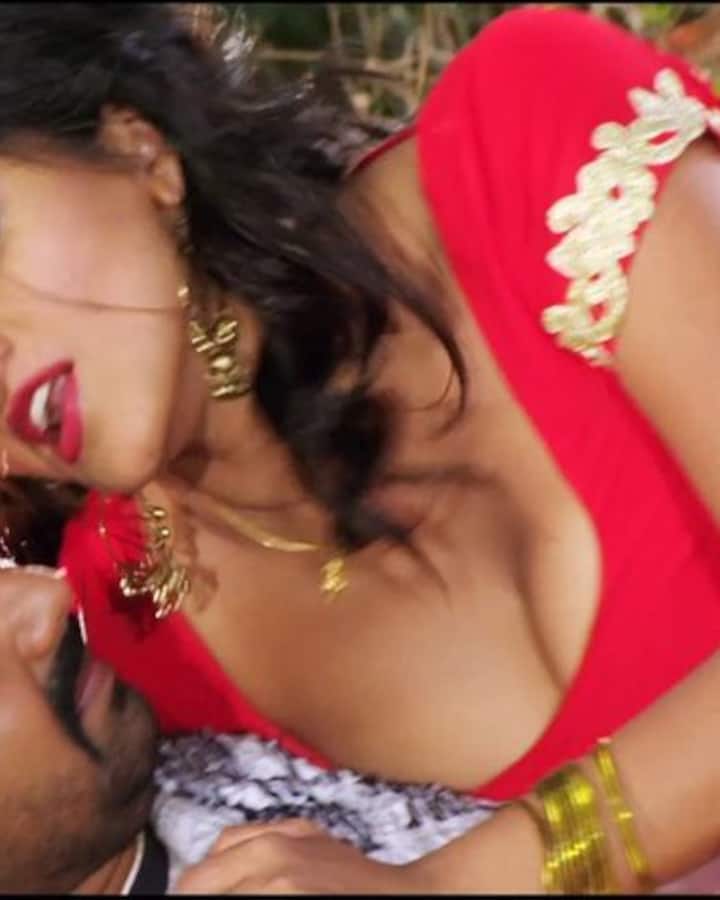 720px x 900px - Monalisa sexy video: Bhojpuri actress and Khesari Lal Yadav go WILD for  'Sarkela Sarse Ye Sajani' - WATCH
