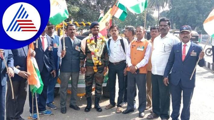 Soldier retires on Kannada Rajyotsava day A grand welcome from the villagers at gadag rav Soldier retires on Kannada Rajyotsava day A grand welcome from the villagers at gadag rav
