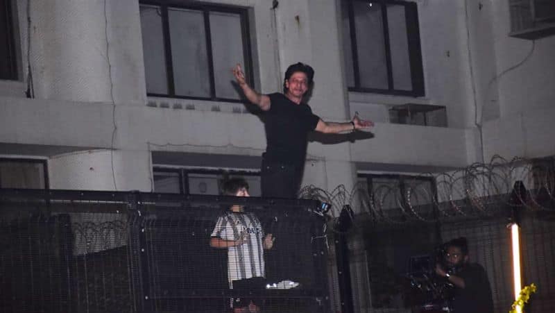 2 fans arrested for trying to enter shah rukh khan Mannat house in mumbai