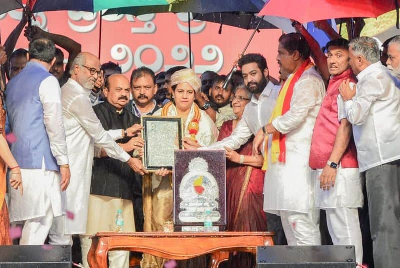 Karnataka minister holding Umbrella and CM Basavaraj Bommai showing love towards rajinikanth
