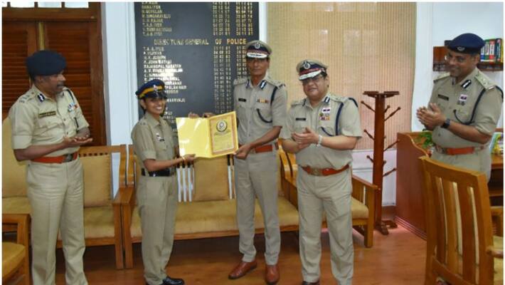 Kerala Cop Who BreastFed Infant Praises pouring on her Kerala Cop Who BreastFed Infant Praises pouring on her