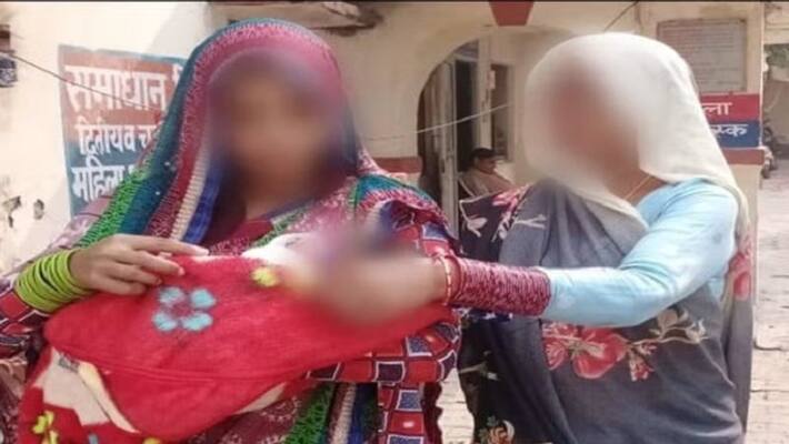 Agra Woman reached to seek justice with daughter of 7 days tears spilled after telling husband s actions Agra Woman reached to seek justice with daughter of 7 days tears spilled after telling husband s actions