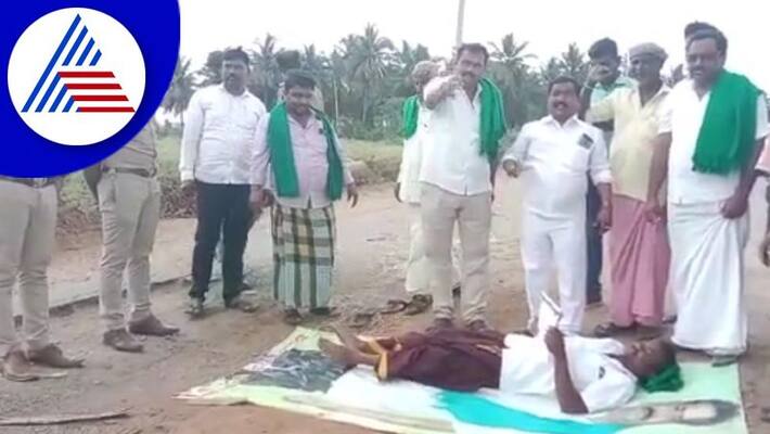 Farmer leaders protested differently on the road at haveri gvd Farmer leaders protested differently on the road at haveri gvd