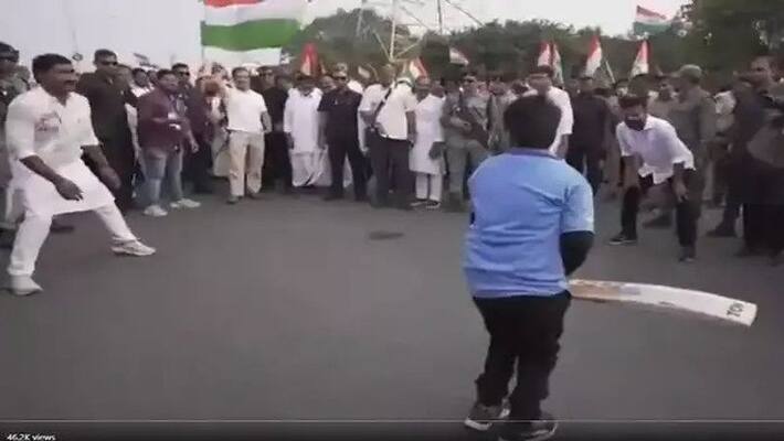 congress mp Rahul Gandhi plays cricket with boy during Bharat Jodo Yatra in hyderabad congress mp Rahul Gandhi plays cricket with boy during Bharat Jodo Yatra in hyderabad