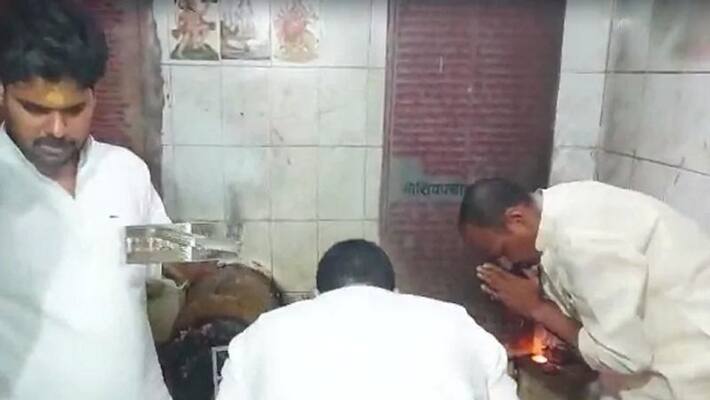 Gola Gokarnath by election Direct contest between BJP and SP Aman Giri and Vinay Tiwari worshiped together in the temple Gola Gokarnath by election Direct contest between BJP and SP Aman Giri and Vinay Tiwari worshiped together in the temple