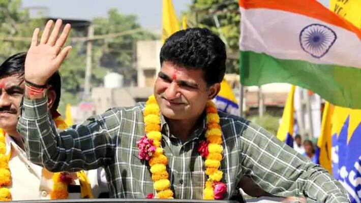 Who is Isudan Gadhvi Aam Aadmi party Gujarat chief ministerial candidate Who is Isudan Gadhvi Aam Aadmi party Gujarat chief ministerial candidate