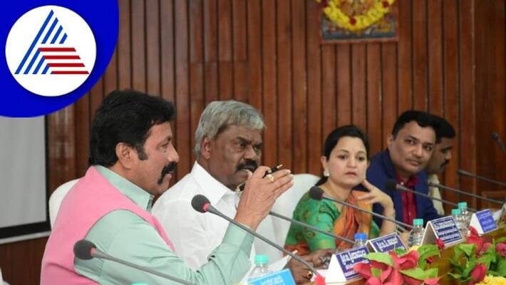 MLA Goolihatti shekar take class to Excise Department officials in Chitradurga gow MLA Goolihatti shekar take class to Excise Department officials in Chitradurga gow