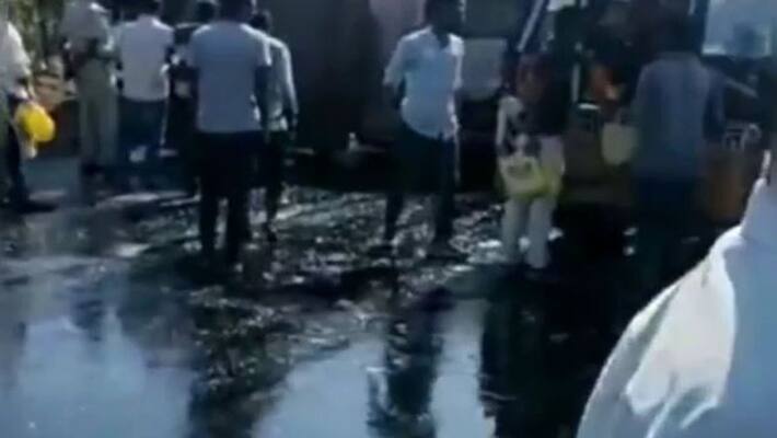 sirohi news truck met with accident people looted oil worth Rs 40 lakh asc sirohi news truck met with accident people looted oil worth Rs 40 lakh asc