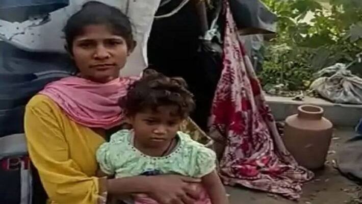 Saharanpur accused ran away after snatching child after giving 50 rupees mother told pain said he was crying I could not do anything Saharanpur accused ran away after snatching child after giving 50 rupees mother told pain said he was crying I could not do anything