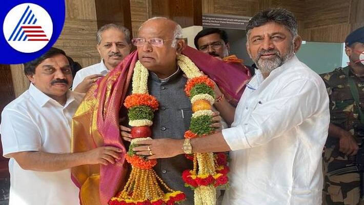 CM Basavaraj Bommai Stuck in Traffic during Congress Convention in Bengaluru grg CM Basavaraj Bommai Stuck in Traffic during Congress Convention in Bengaluru grg