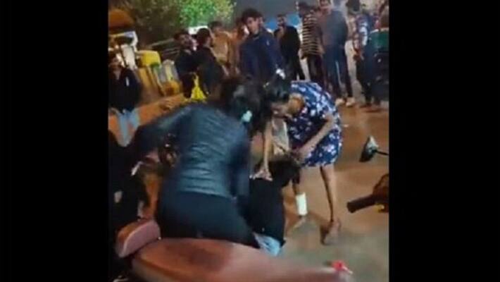 video of drunk girls beating another girl on road goes viral im madhya pradesh indore ash video of drunk girls beating another girl on road goes viral im madhya pradesh indore ash