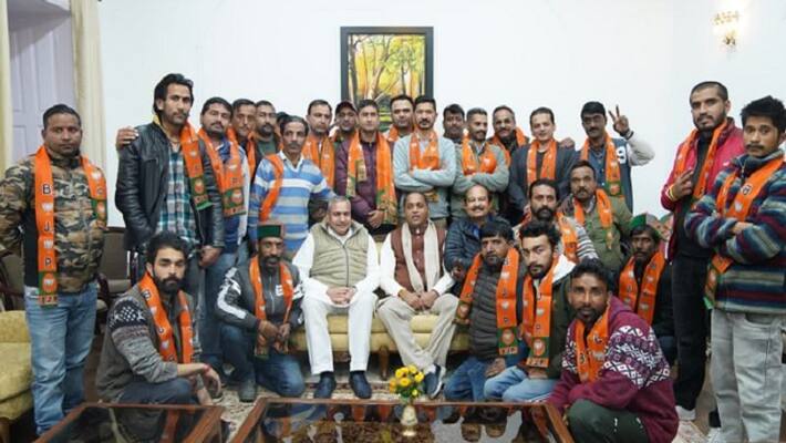 Himachal Pradesh Election 2022: Congress faces major setback, 26 party leaders join BJP AJR Himachal Pradesh Election 2022: Congress faces major setback, 26 party leaders join BJP AJR