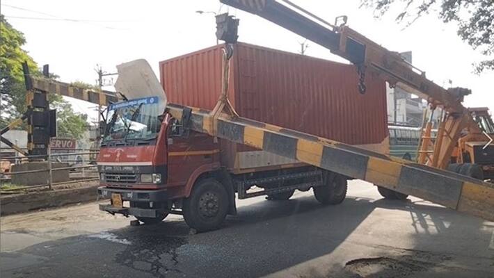 lorry crash into a height control iron pillar at coimbatore lorry crash into a height control iron pillar at coimbatore