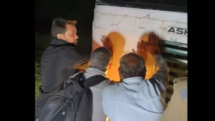 The bus broke down on the highway. Union Minister Anurag Thakur pushed down from the convoy.. Video goes viral The bus broke down on the highway. Union Minister Anurag Thakur pushed down from the convoy.. Video goes viral