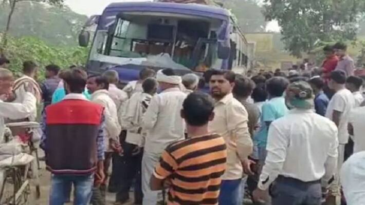 Aligarh High tension line fell in bus full of 70 laborers many scorched due to fire and condition of 2 is critical Aligarh High tension line fell in bus full of 70 laborers many scorched due to fire and condition of 2 is critical