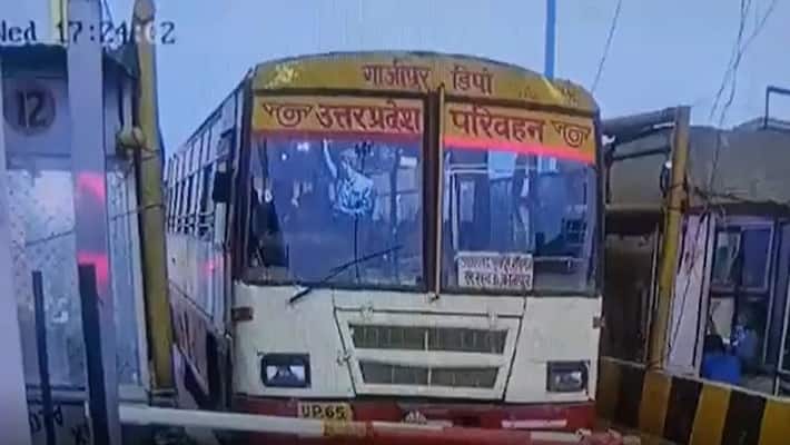 2 girls coming from Kanpur to Lucknow missing sent video of inside the bus to family members last location was found in Ajgain 2 girls coming from Kanpur to Lucknow missing sent video of inside the bus to family members last location was found in Ajgain