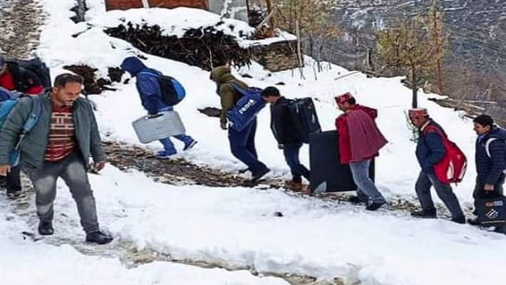 Polling in Himachal on November 12 polling parties left amidst heavy snowfall uja Polling in Himachal on November 12 polling parties left amidst heavy snowfall uja