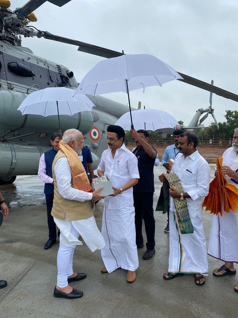 Huge crowd to welcome PM Narendra Modi despite the rain in Madurai vva