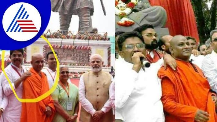 R Ashoks hand on Swamijis shoulder Tweet war between Congress-BJP rav R Ashoks hand on Swamijis shoulder Tweet war between Congress-BJP rav