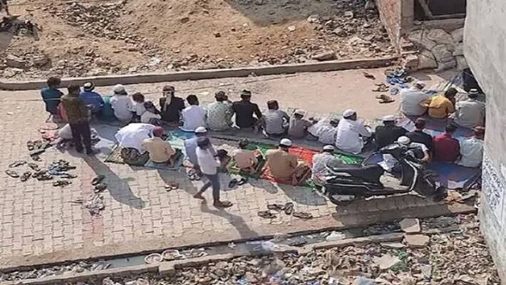 Ghaziabad video offering Namaz on road went viral mosque management told police reason Ghaziabad video offering Namaz on road went viral mosque management told police reason