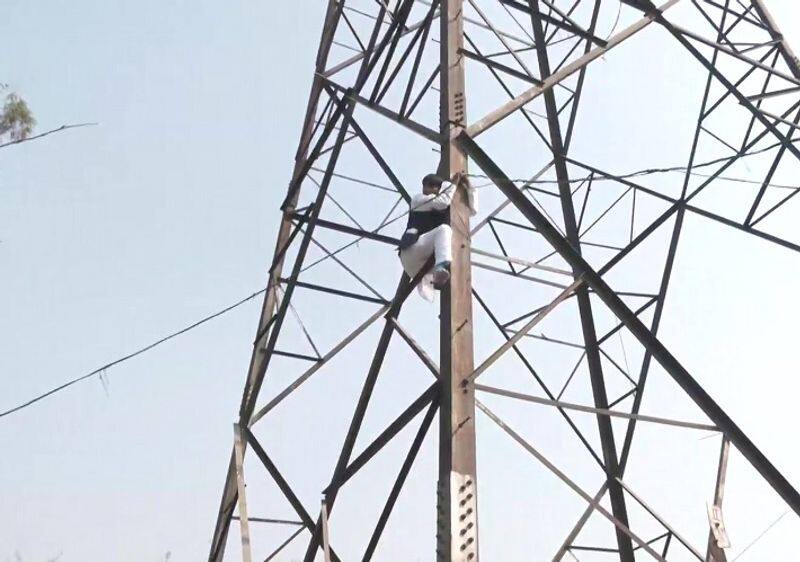 Delhi MCD Election Former AAP Councilor Haseeb ul Hasan climbs on transmission tower vva