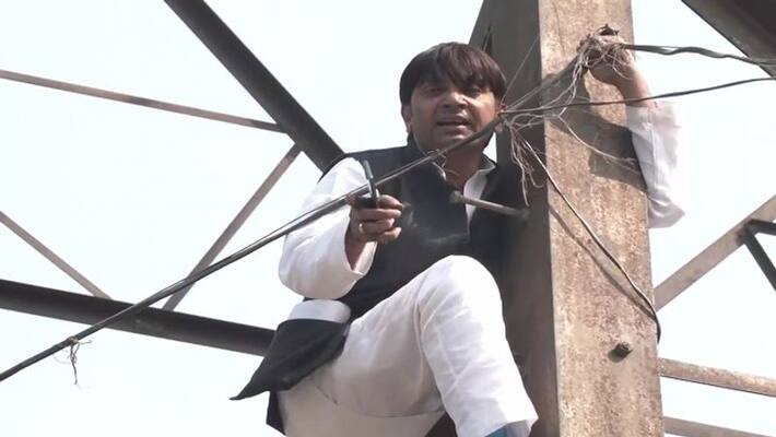 Delhi MCD Election Former AAP Councilor Haseeb ul Hasan climbs on transmission tower vva Delhi MCD Election Former AAP Councilor Haseeb ul Hasan climbs on transmission tower vva