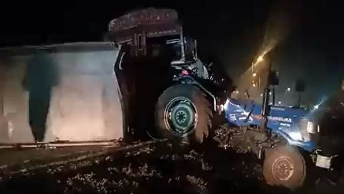 5 killed 25 injured in tractor lorry collision in Telangana Suryapet vva 5 killed 25 injured in tractor lorry collision in Telangana Suryapet vva