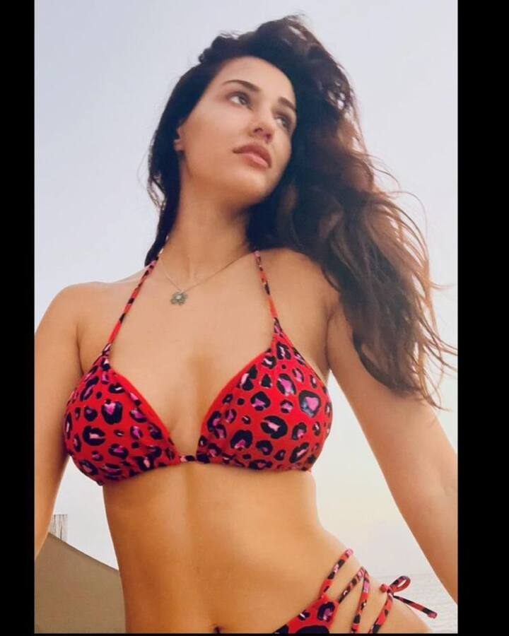 720px x 900px - Disha Patani's sexy photo in bikini goes viral; here's how Tiger Shroff  reacted