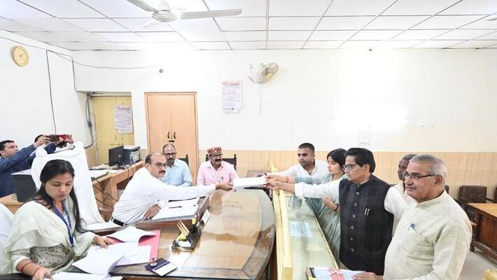 Mainpuri SP candidate Dimple Yadav file nomination by election today these leaders including Akhilesh Yadav present Mainpuri SP candidate Dimple Yadav file nomination by election today these leaders including Akhilesh Yadav present