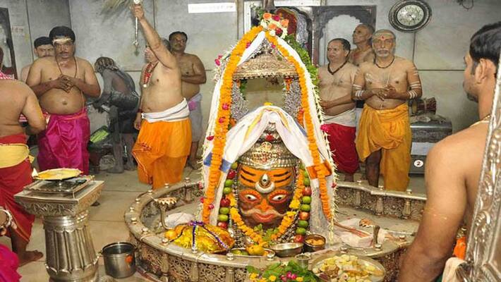 devotee died inside mahakaleshwar temple ujjain during shayan aarti PRA devotee died inside mahakaleshwar temple ujjain during shayan aarti PRA