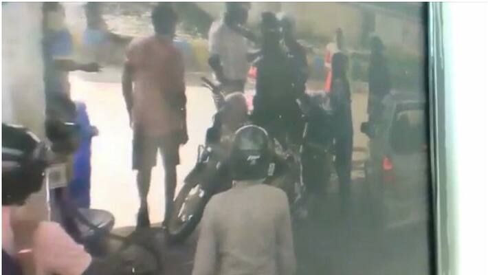police arrested man who beat a youth in alappuzha petrol pump police arrested man who beat a youth in alappuzha petrol pump