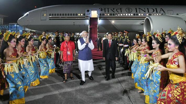 PM Modi in Bali for G20 summit, Narendra Modi met Indians living in Indonesia, DVG PM Modi in Bali for G20 summit, Narendra Modi met Indians living in Indonesia, DVG