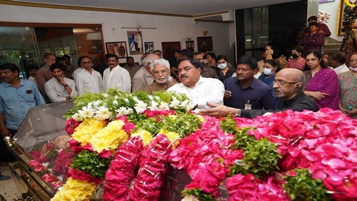 Minister errabelli dayakar rao condolence to veteran actor superstar krishna death Minister errabelli dayakar rao condolence to veteran actor superstar krishna death