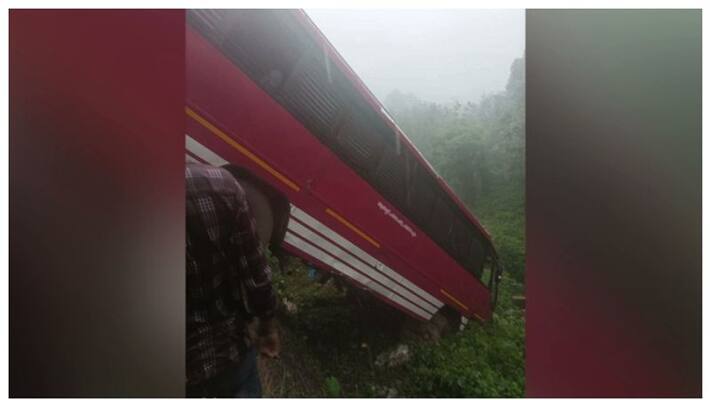 bus overturns in Pathanamthitta and ten injured bus overturns in Pathanamthitta and ten injured