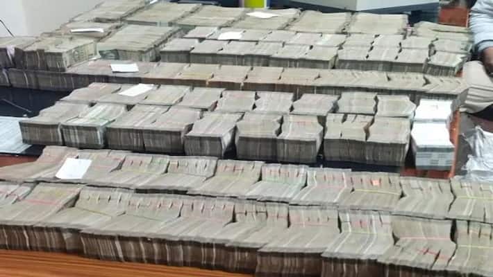 police stopped the luxury car you were shocked to see the sight notes were filled in sacks like garbage inside uja police stopped the luxury car you were shocked to see the sight notes were filled in sacks like garbage inside uja