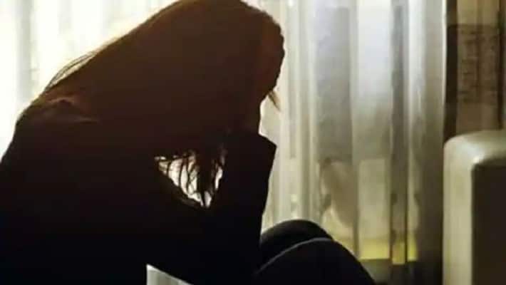 woman sending nude pictures and blackmailed men, arrested in karnataka woman sending nude pictures and blackmailed men, arrested in karnataka