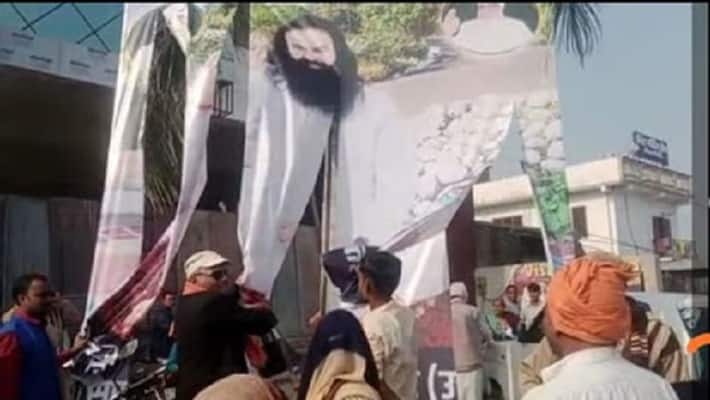 Shahjahanpur VHP leaders did high voltage drama in Ram Rahims online satsang posters were torn Shahjahanpur VHP leaders did high voltage drama in Ram Rahims online satsang posters were torn