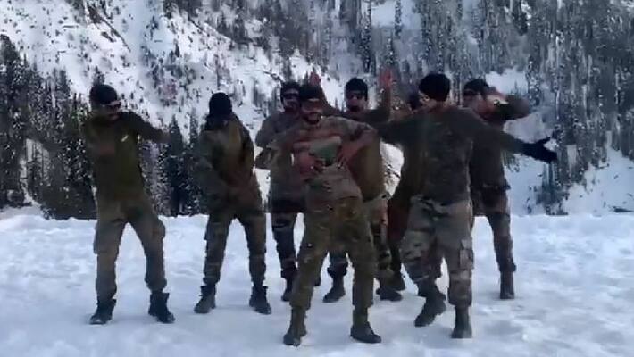 watch viral video Indian soldiers dancing kala chasma song in chilling minus degree wether akb watch viral video Indian soldiers dancing kala chasma song in chilling minus degree wether akb