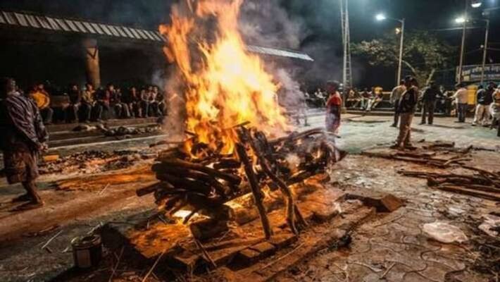 Woman funeral pyre was burning near the house police arrived and poured water uja Woman funeral pyre was burning near the house police arrived and poured water uja