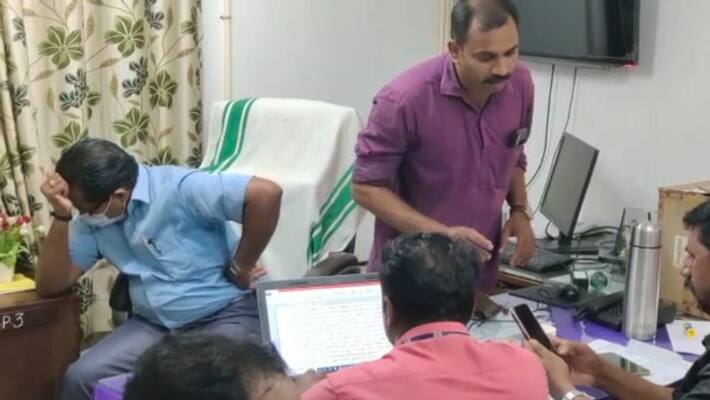 vigilance arrests kulathoor panchayat secretary for taking bribe vigilance arrests kulathoor panchayat secretary for taking bribe