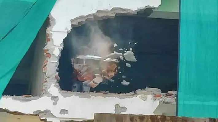 Lucknow When lawyer arrived with a court stay on demolition of Yazdan building LDA officials made this excuse said work will not stop Lucknow When lawyer arrived with a court stay on demolition of Yazdan building LDA officials made this excuse said work will not stop