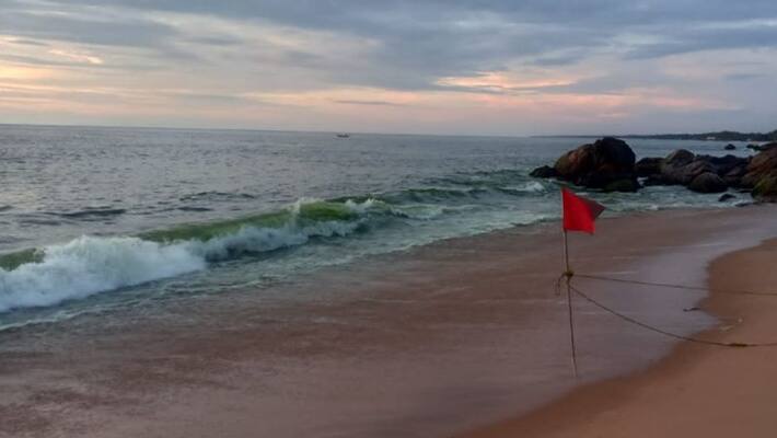 Amusing phenomenon of green and blue waves at sea Kovalam Amusing phenomenon of green and blue waves at sea Kovalam