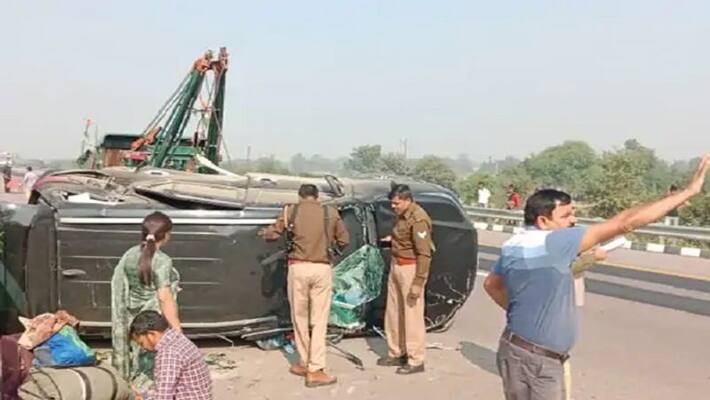 SP MLA Pooja Pal who going to Mainpuri for Dimple Yadavs campaign met with an accident vehicle was removed with help of a crane SP MLA Pooja Pal who going to Mainpuri for Dimple Yadavs campaign met with an accident vehicle was removed with help of a crane