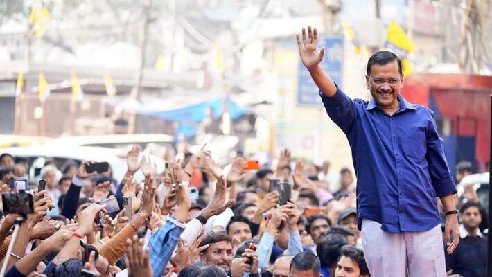 Gujarat elections: Stone pelted on Delhi CM Arvind Kejriwal's roadshow in Surat Gujarat elections: Stone pelted on Delhi CM Arvind Kejriwal's roadshow in Surat