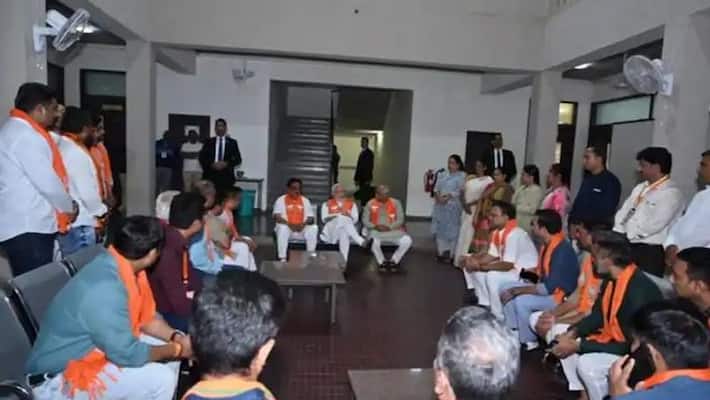 gujarat chunav 2002 pm modi reached kamalam and talked to bjp workers kpr gujarat chunav 2002 pm modi reached kamalam and talked to bjp workers kpr
