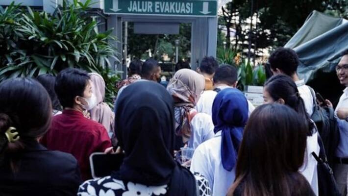 Indonesia earthquake: 20 dead, 300 injured reports AFP Indonesia earthquake: 20 dead, 300 injured reports AFP