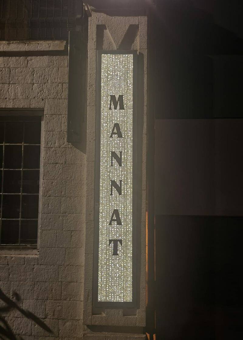 Shah Rukh Khans Mumbai residence Mannat name plate studded with diamonds video goes Viral