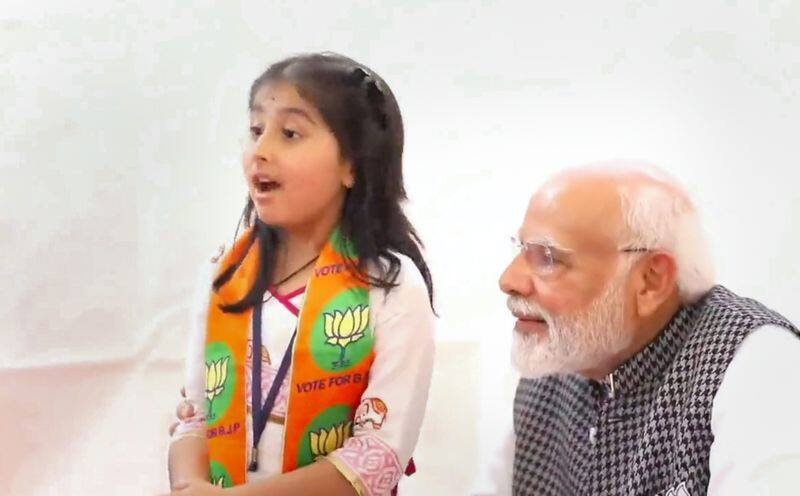 viral video, PM Modi with a young BJP supporter during the campaign of the upcoming Gujarat Assembly elections kpa