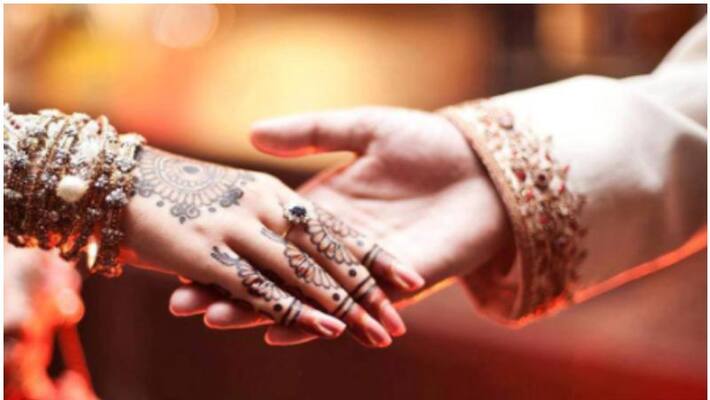 groom kisses bride on stage, angry woman refuses to marry in uttar pradesh groom kisses bride on stage, angry woman refuses to marry in uttar pradesh